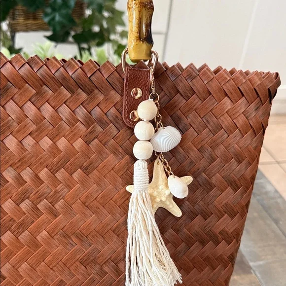 NWT Tommy Bahama Woven Basket Tote Bag Bamboo Handle Starfish Charm - Picture 8 of 16